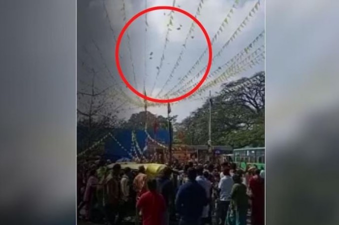 Man throws notes from the flyover, crowd gathers to loot