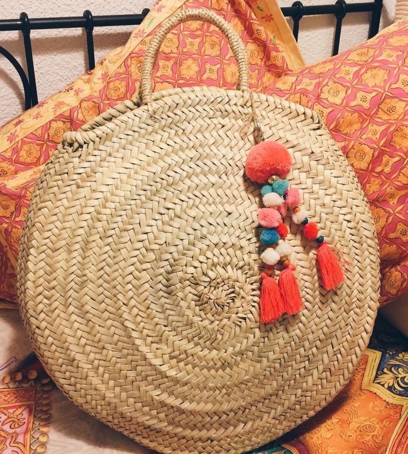 अपने सिंपल हैंडबैग को छोड़ Pom Pom बैग अपना रही लड़कियां