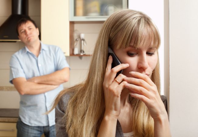 पत्नी क्यों देती है अपने पति को धोखा