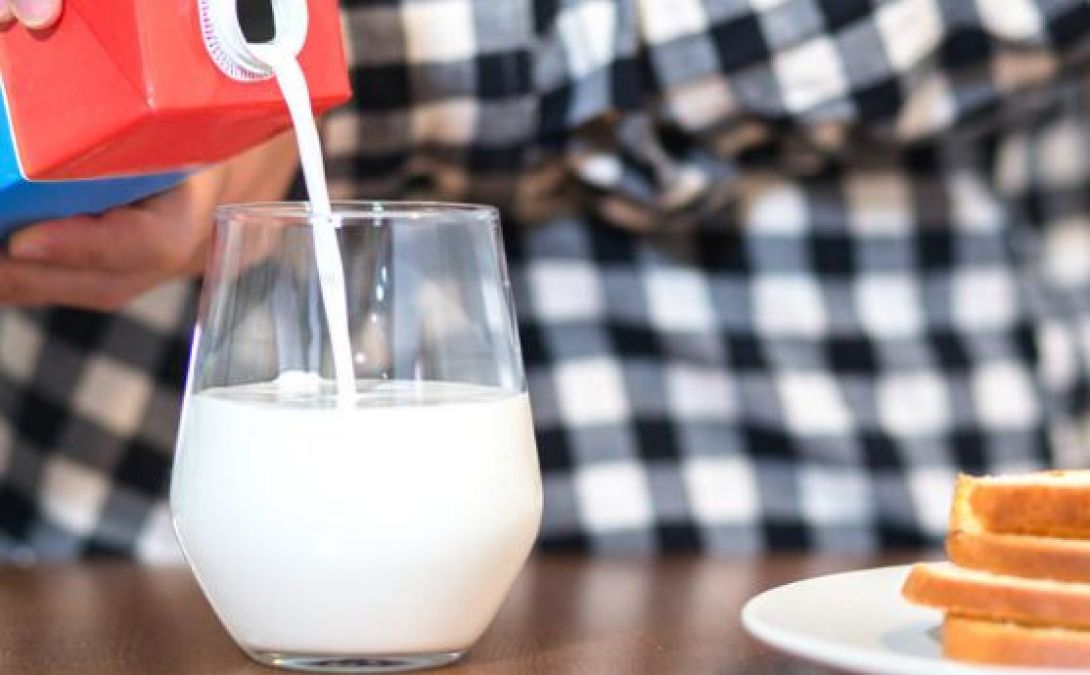 क्या सच में ज्यादा दूध पीने से कमजोर हो जाती है हड्डियां?