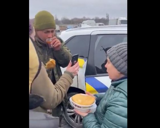People of Ukraine gave tea to Russian soldier, this VIDEO will touch the heart