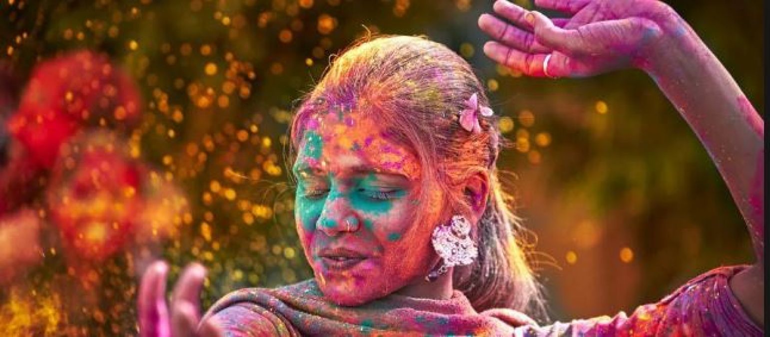 Take care of your eyes like this on Holi