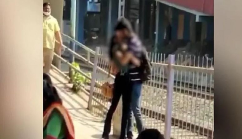 The video of the couple kissing at the railway station went viral, people got angry after seeing it