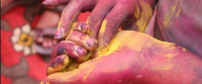Follow these easy home remedies to remove colour from nails after playing Holi