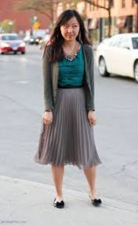 लेटेस्ट फैशन के लिए अपनाएं मलाइका का प्लीटेड स्कर्ट लुक