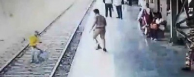 VIDEO: ट्रेन के सामने कूदा शख्स, पुलिसकर्मी ने यूँ बचा ली जान