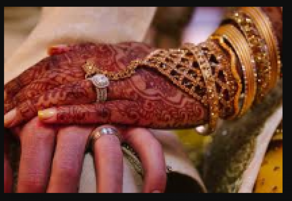 This wedding season, try these amazing prints and colors of  mehndi