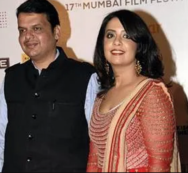 You can also take these tips from the fashion sense of Devendra Fadnavis's wife