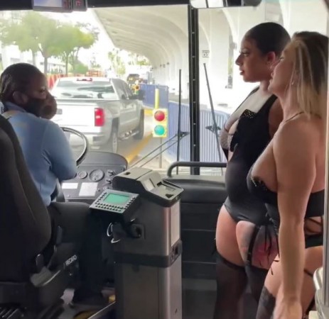 Viral VIDEO: These 2 celebrities boarded the bus in underwear, everyone stunned