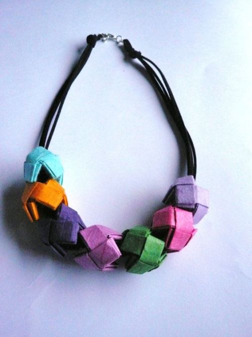 Wear light weight paper jewelry on festivals, this is how you can make it at home