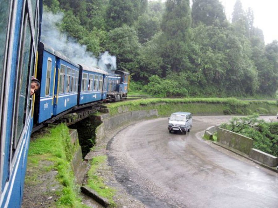 Visit beautiful places through this Toy Train