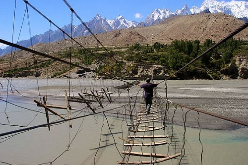 This dangerous bridge is built in Pakistan, your soul will tremble