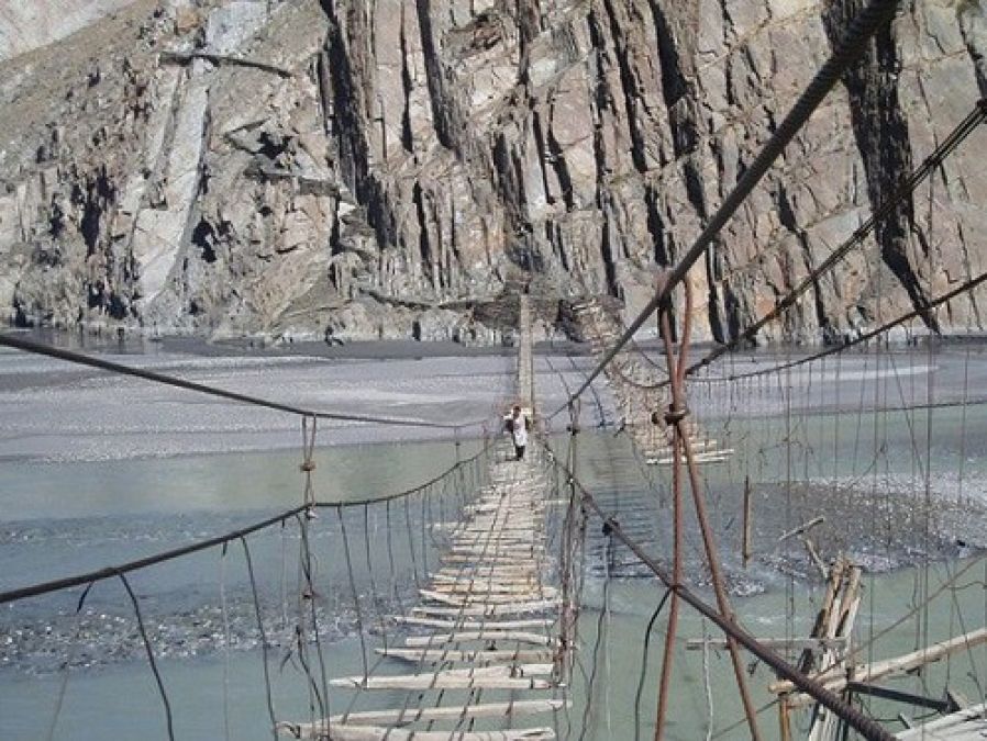 This dangerous bridge is built in Pakistan, your soul will tremble