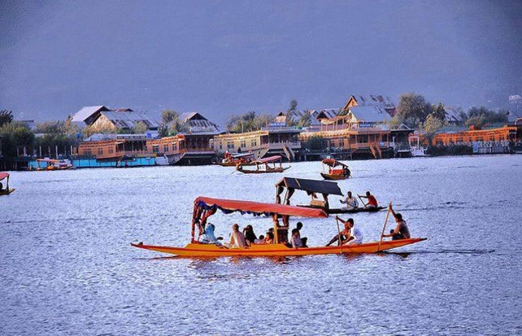 The country's lake that gives tourists a comfort, must visit once