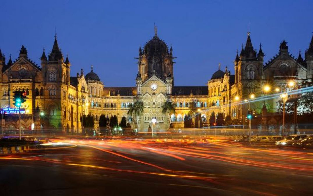 बॉलीवुड सितारों से मिलना चाहते हैं तो मुंबई की इन जगहों पर जरूर जाएँ