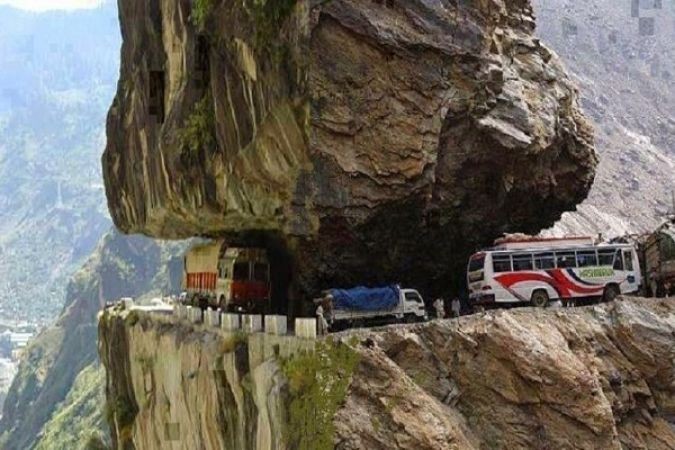 These are the world's dangerous roads, which may be scary to walk on