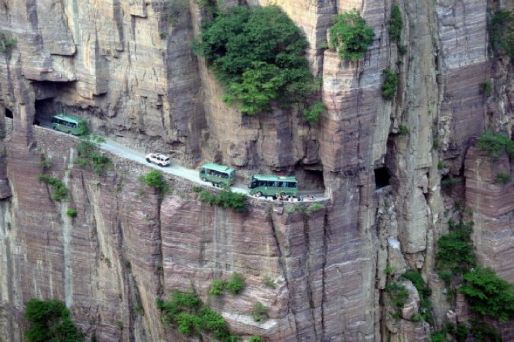These are the world's dangerous roads, which may be scary to walk on