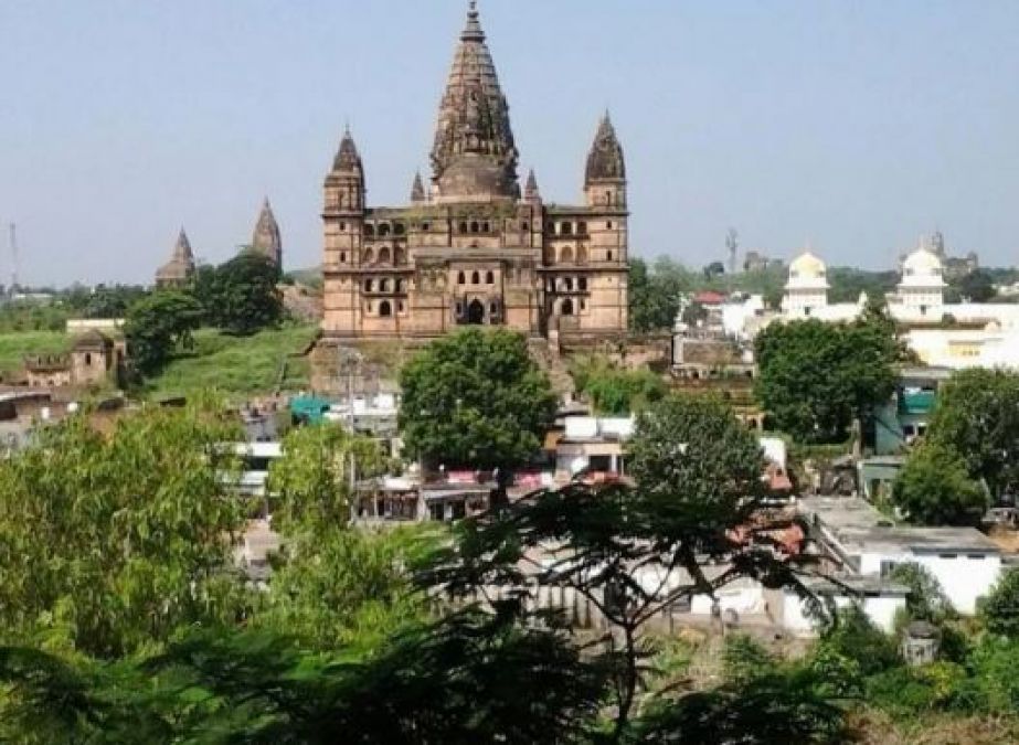 Visit this place in MP if you are fond of historical temples and forts