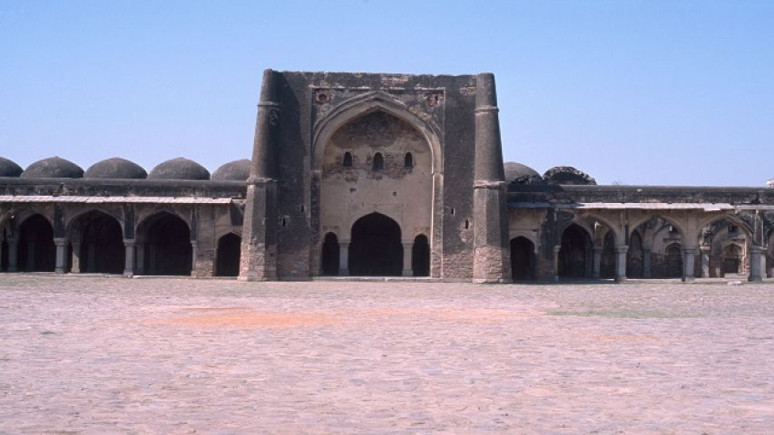 बेगमपुरी मस्जिद का निर्माण मोहम्मद बिन तुगलक के काल में हुआ था