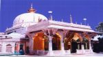 अजमेर शरीफ दरगाह एक प्रसिद्ध धार्मिक स्थान है