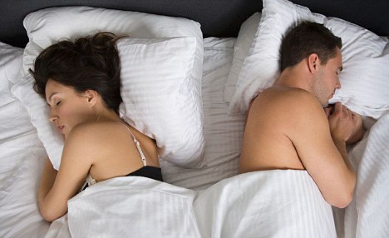 सोने का यह तरीका बड़ा सकता है पति पत्नी में दूरियां