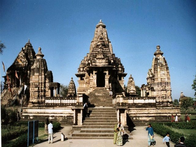 खजुराहो के प्रसिद्ध मंदिरों की कलाकृतियां जो मन को लुभाने वाली है