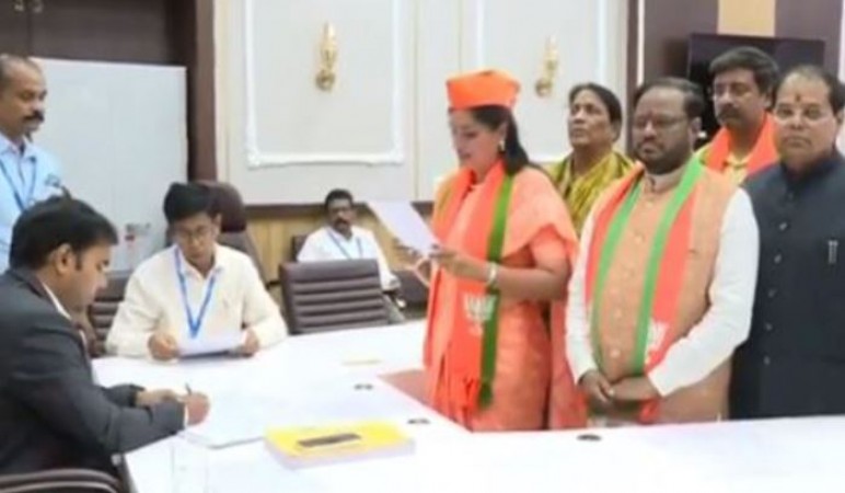 BJP's Amravati candidate, Navneet Rana, files nomination for Lok Sabha polls, expresses confidence in constituency's support