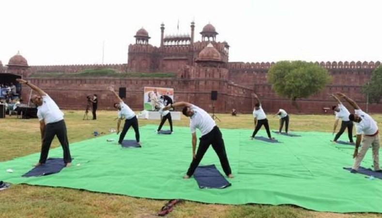 विश्व स्वास्थ्य दिवस: आयुष मंत्रालय ने लाल किले पर 'योग उत्सव' का आयोजन किया