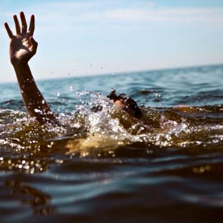 Three friends enter deep waters in Yamuna, one died