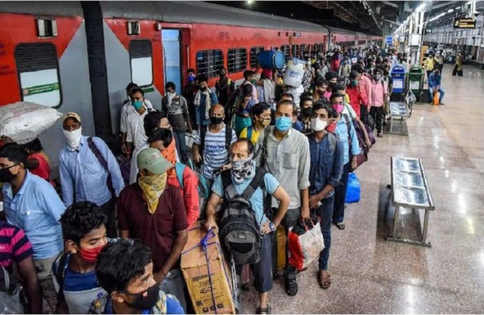 Mumbai, Delhi Railway terminals witness Huge Crowds of migrant workers Amid Lockdown Scare