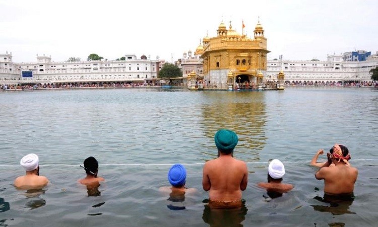 BAISAKHI: Devotees take holy dip in Golden Temple Sarovar