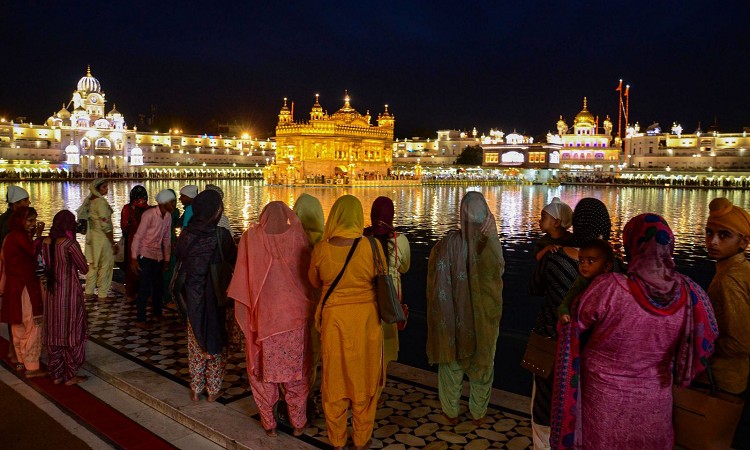 Baisakhi: thousands of Devotees in Haryana, Punjab throng gurdwaras