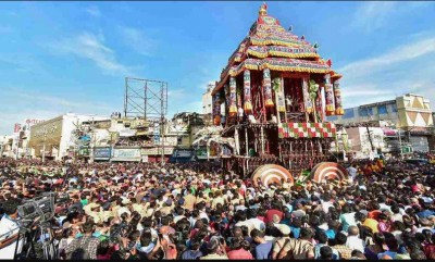 Chithirai Festival: Devotees throng entry of Lord Kallazhagar, 2 crushed to death