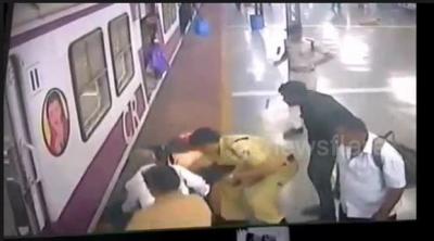 A woman saree gets stuck in Metro train door and dragged her on the platform