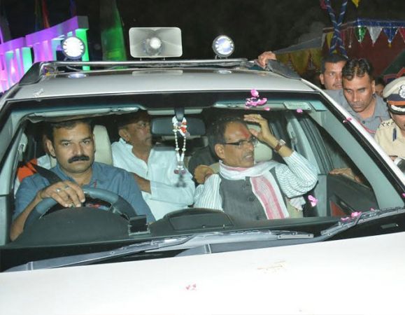 CM of Maharastra and Madhya Pradesh removes Red Beacon from their vehicles