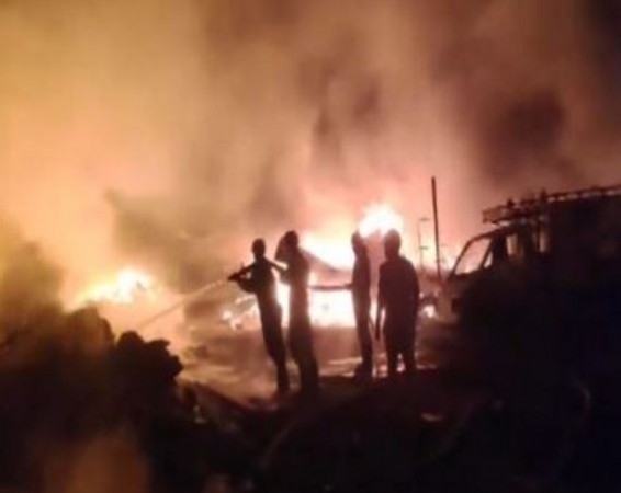 गाजियाबाद के खोड़ा इलाके में गोदाम में लगी भीषण आग