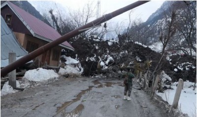 JAMMU: Landslide on Srinagar-Sonamarg road