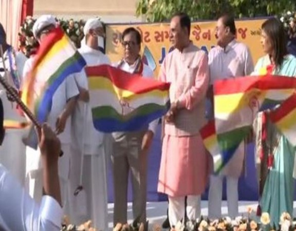 गुजरात के पूर्व मुख्यमंत्री विजय रूपाणी ने राजकोट में महावीर जयंती यात्रा को हरी झंडी दिखाई