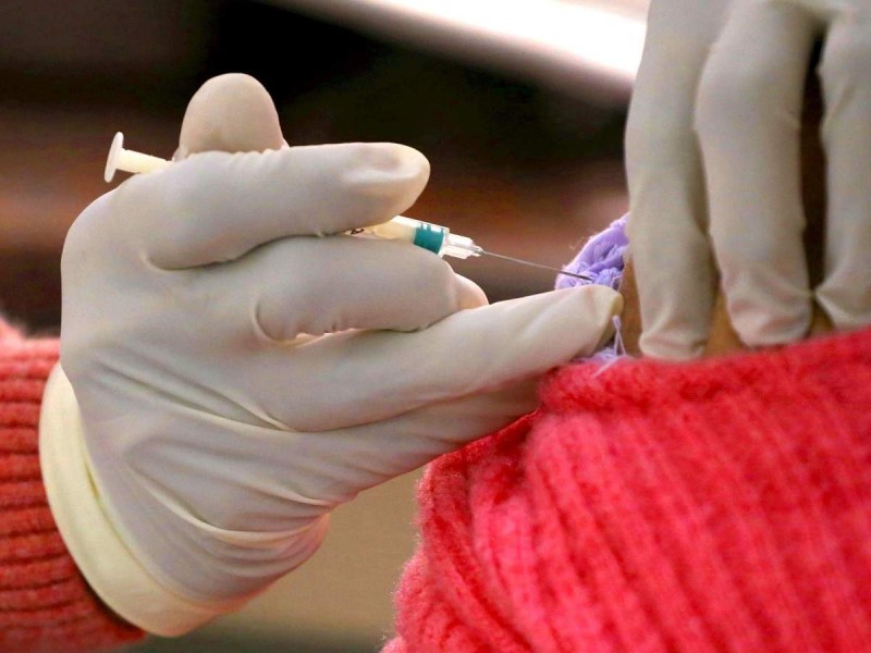 90 प्रतिशत स्वास्थ्य कर्मचारियों को 11 राज्यों में मिली वैक्सीन की पहली खुराक