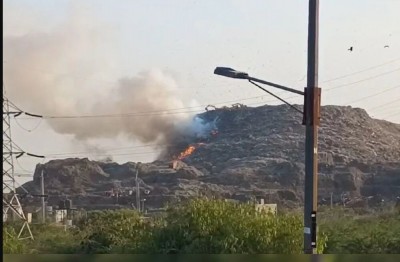 Delhi Fire Services Struggle to Control Ghazipur Landfill Blaze