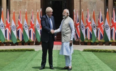 मोदी, जॉनसन ने भारत-ब्रिटेन के संबंधों को और मजबूत करने के लिए बातचीत की