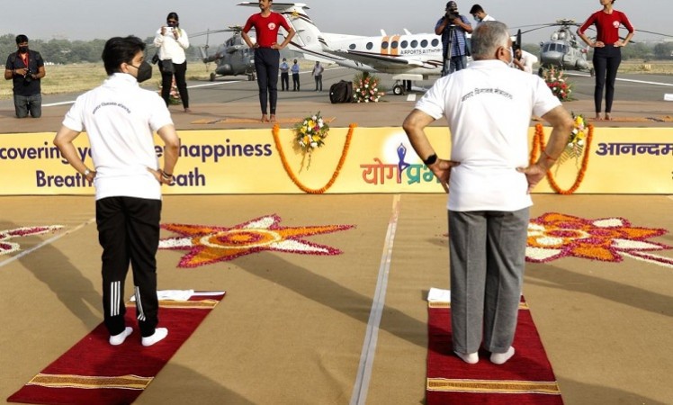 सिंधिया, वीके सिंह ने सफदरजंग हवाई अड्डे पर मेगा 'योग प्रभा' कार्यक्रम का उद्घाटन किया