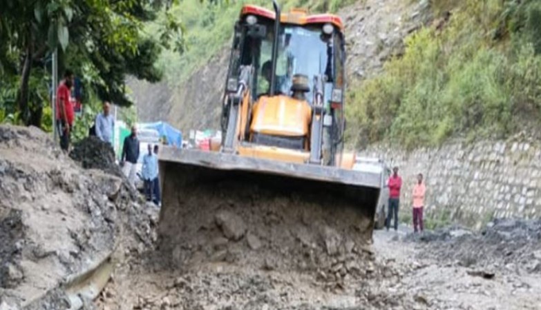 Breaking! Road near Pipalkoti on Badrinath NH blocked due to debris pile-up