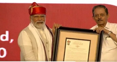 PM Receives Lokmanya Tilak Award, Holds Candid Talk with Sharad Pawar