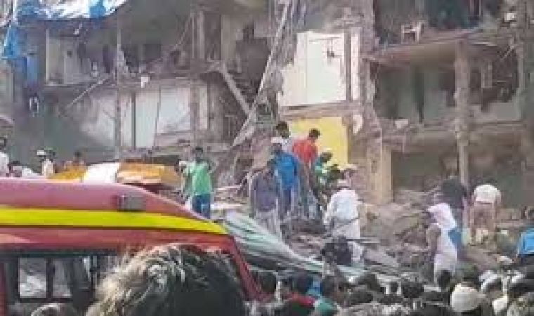 A 70-year-old building collapsed in Lucknow, one child dead
