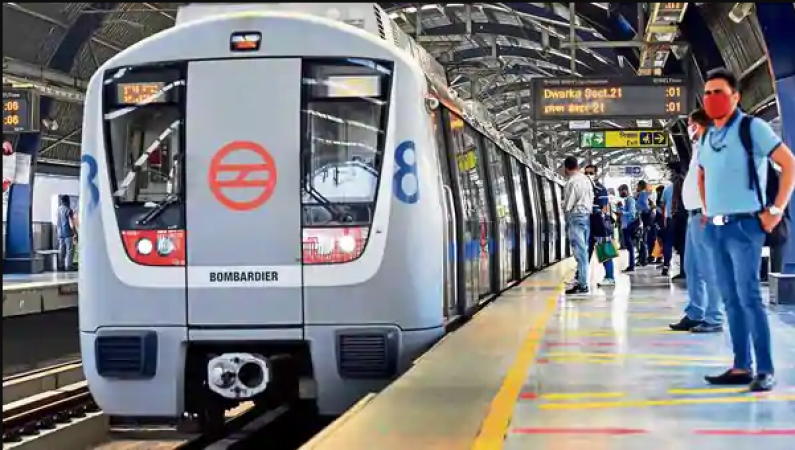 ब्लू लाइन पर दिल्ली मेट्रो के आगे कूदी महिला, हुई मौत
