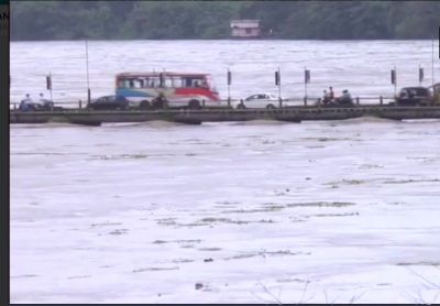 Kerala rains: Death toll rise to 26  Karnataka sends relief material worth Rs 10 crore