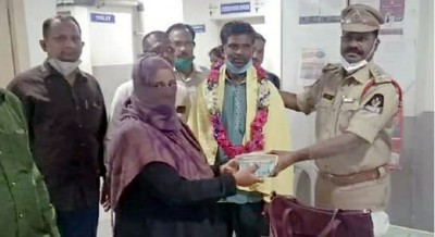 An auto driver in Hyderabad gets lauded after his noble act