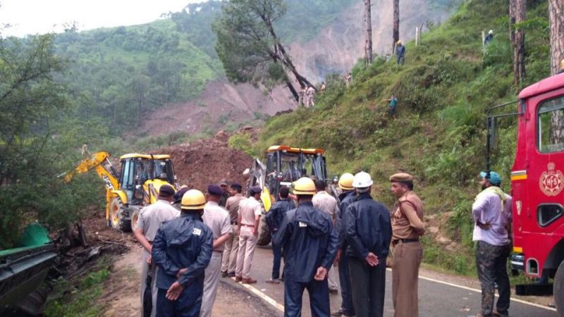 Landslide in Mandi district, dozens of vehicles buried, many deaths expected