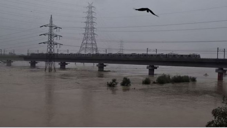 Delhiites panic over the flood threat: Yamuna crosses the danger mark once again.